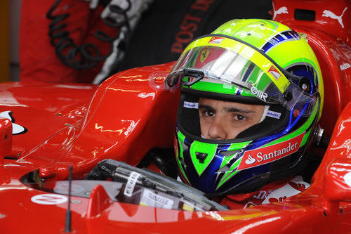 Massa metido en el coche en su box de Nürburgring