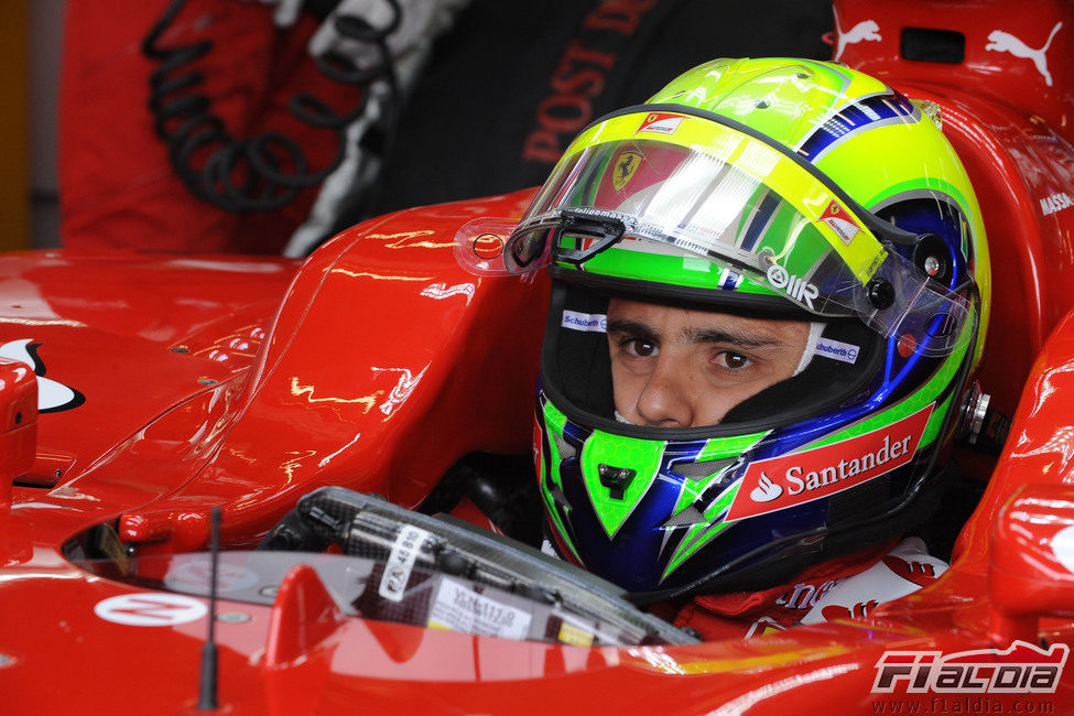 Massa metido en el coche en su box de Nürburgring