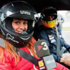 Laia Ferrer se sube en el coche con Jaime Alguersuari