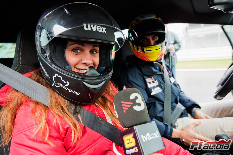 Laia Ferrer se sube en el coche con Jaime Alguersuari