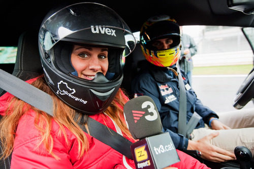 Laia Ferrer se sube en el coche con Jaime Alguersuari