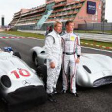 Mika Häkkinen y David Coulthard con los coches clásicos de Mercedes en Nürburgring