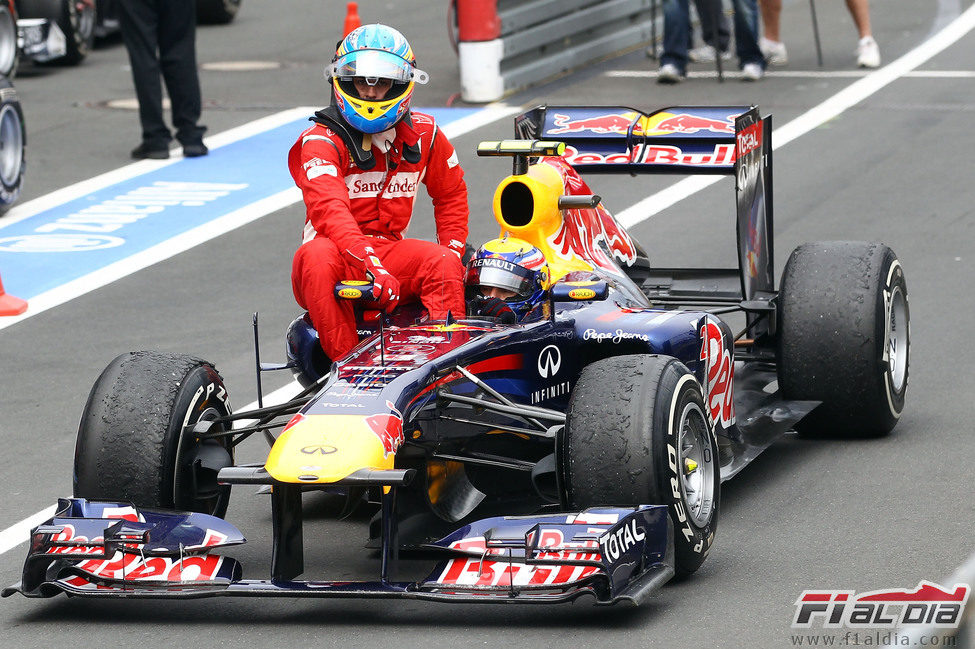 Fernando Alonso montado en el Red Bull de Mark Webber en el GP de Alemania 2011