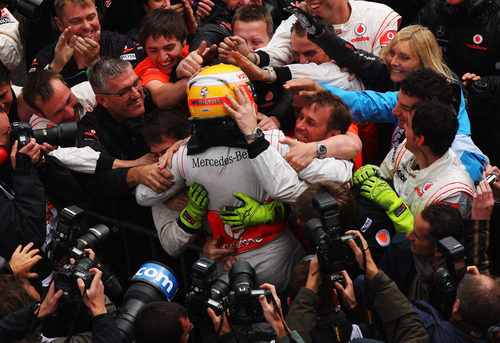 Hamilton celebra con su equipo la victoria en el GP de Alemania 2011