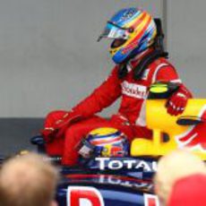 Fernando Alonso subido al Red Bull con Mark Webber en Nürburgring