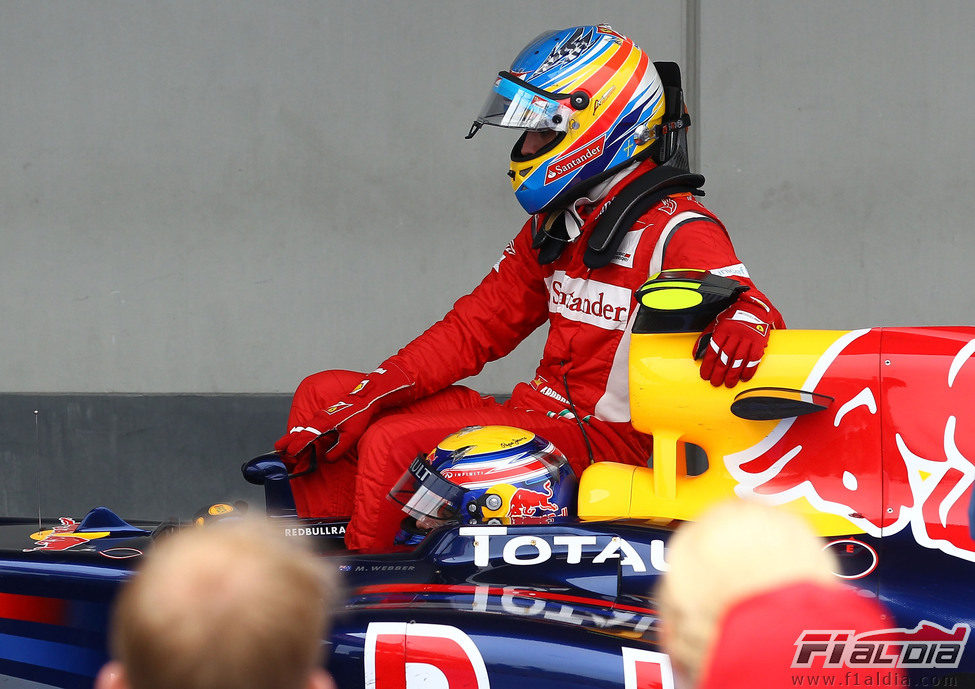 Fernando Alonso subido al Red Bull con Mark Webber en Nürburgring