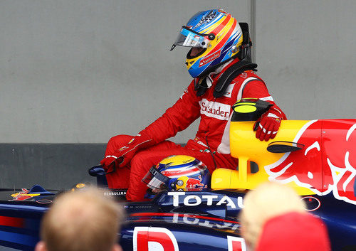 Fernando Alonso subido al Red Bull con Mark Webber en Nürburgring