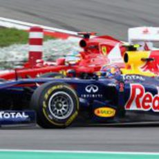 Fernando Alonso y Mark Webber luchan en la pista