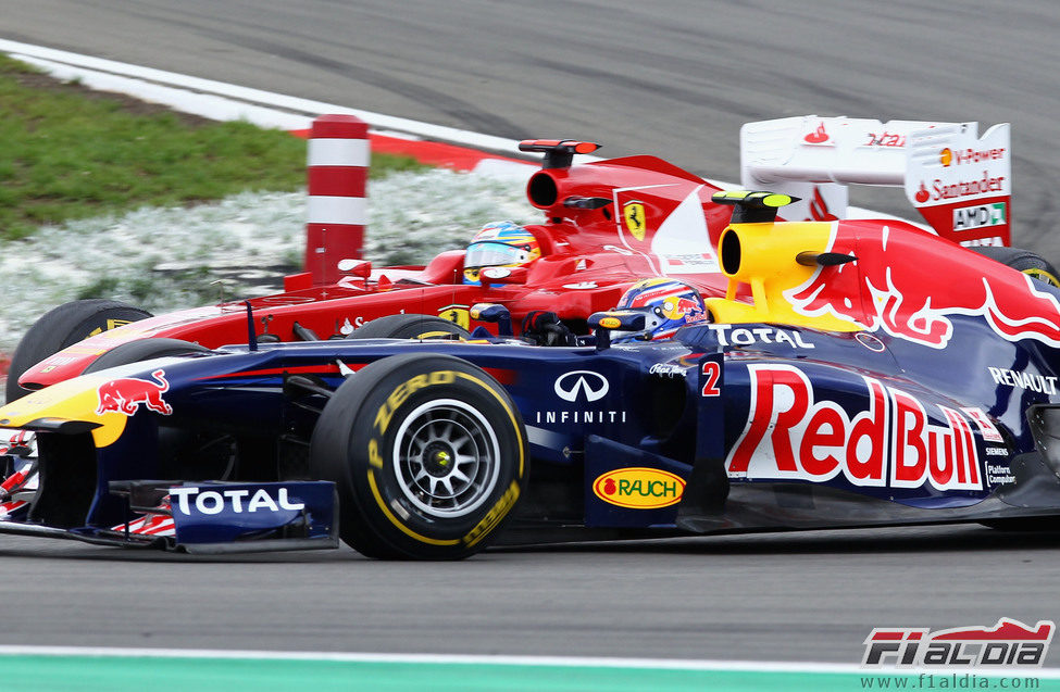 Fernando Alonso y Mark Webber luchan en la pista