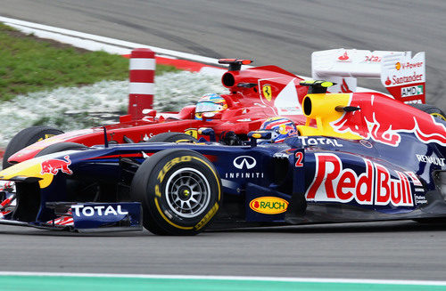 Fernando Alonso y Mark Webber luchan en la pista