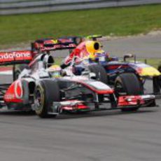 Lewis Hamilton y Mark Webber también se vieron las caras en el asfalto de Nürburgring