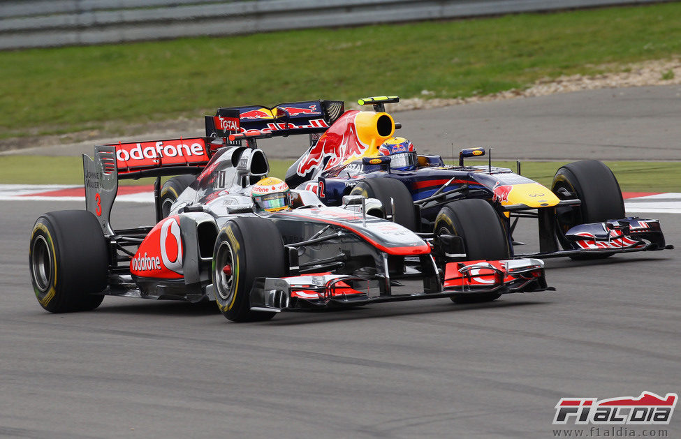 Lewis Hamilton y Mark Webber también se vieron las caras en el asfalto de Nürburgring