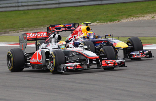 Lewis Hamilton y Mark Webber también se vieron las caras en el asfalto de Nürburgring
