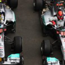 Nico Rosberg y Michael Schumacher se bajan de sus Mercedes GP en Alemania