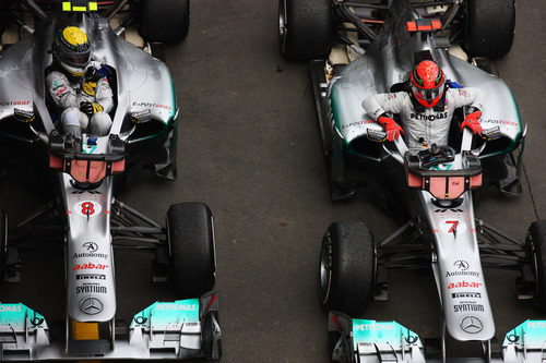 Nico Rosberg y Michael Schumacher se bajan de sus Mercedes GP en Alemania