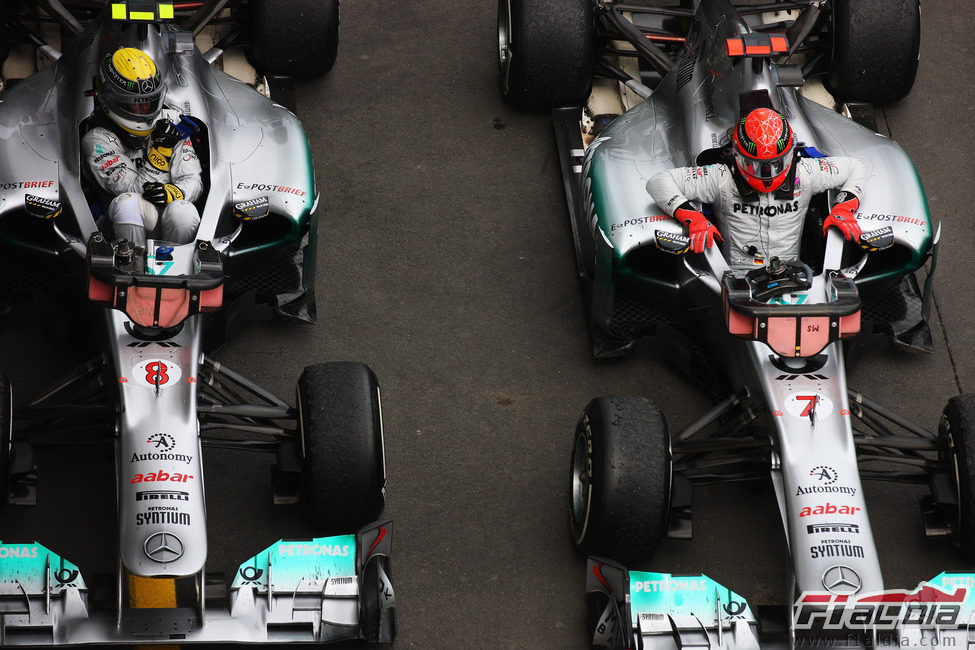 Nico Rosberg y Michael Schumacher se bajan de sus Mercedes GP en Alemania