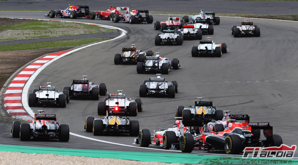 La parte de atrás del pelotón tras la salida del GP de Alemania 2011