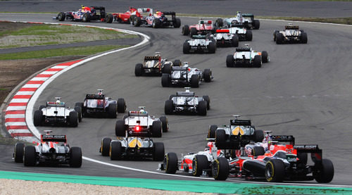 La parte de atrás del pelotón tras la salida del GP de Alemania 2011