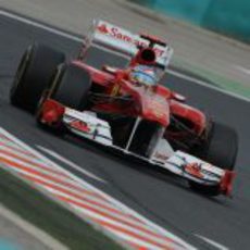 Fernando Alonso durante los entrenamientos libres del GP de Hungría 2011