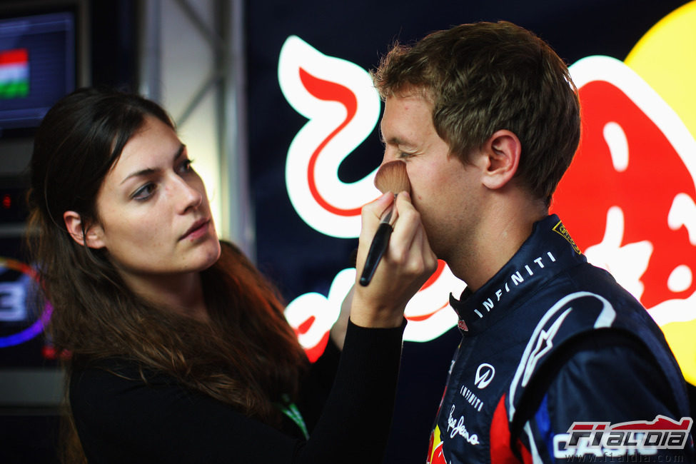 Maquillan a Sebastian Vettel para un acto en Hungría 2011