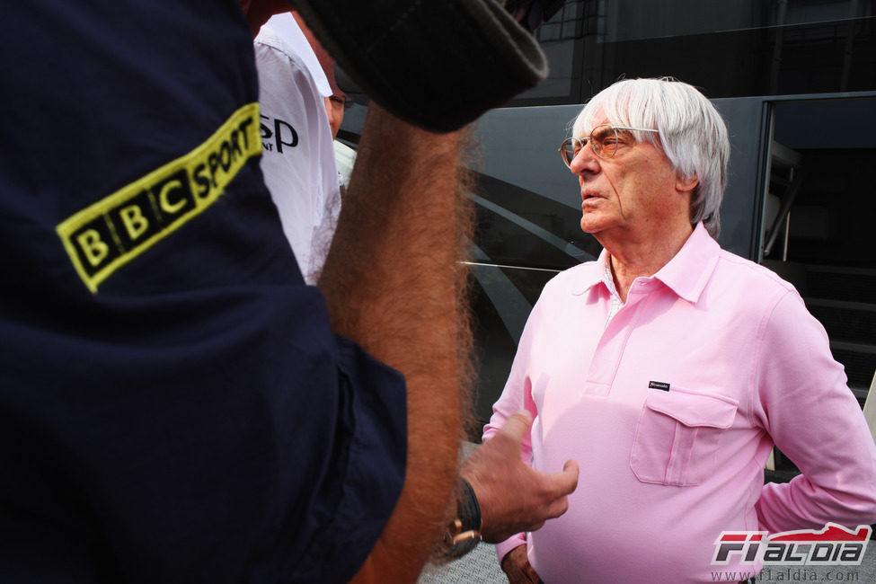 Bernie Ecclestone habla para la BBC en el Hungaroring