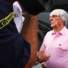 Bernie Ecclestone habla para la BBC en el Hungaroring