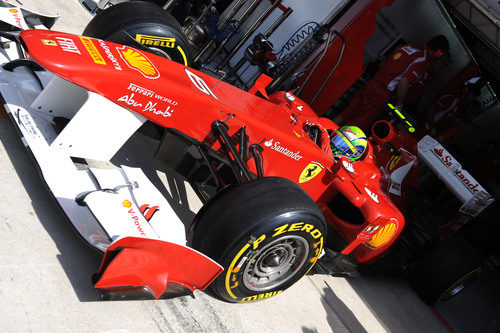 Felipe Massa sale de su box en Hungría 2011