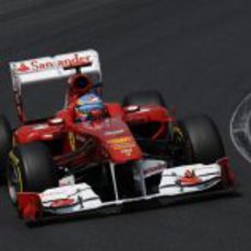 El piloto español de Ferrari afronta una de las curvas del Hungaroring