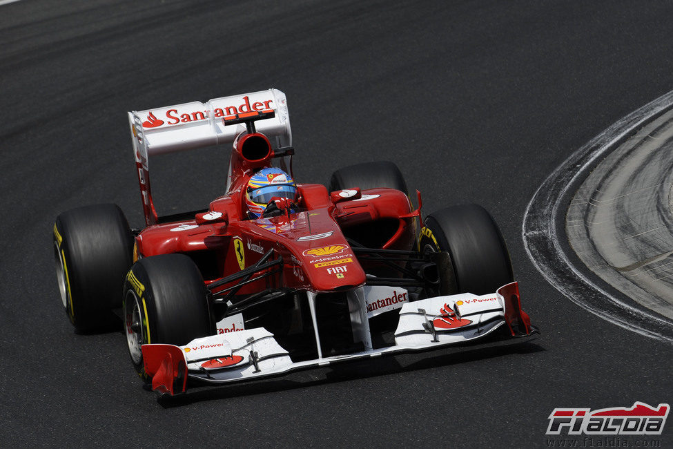 El piloto español de Ferrari afronta una de las curvas del Hungaroring
