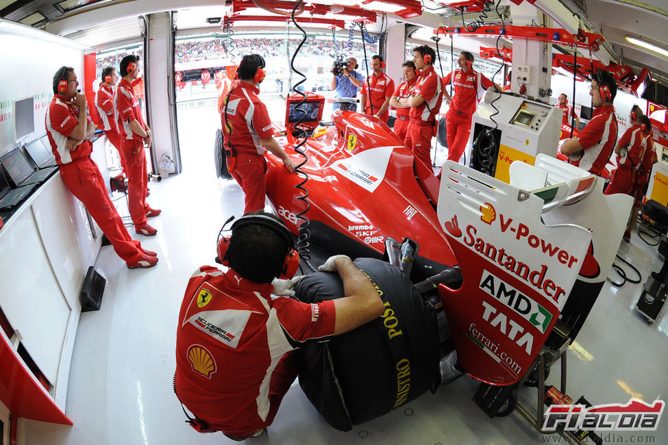 Actividad en el box de Fernando Alonso en el GP de Hungría 2011