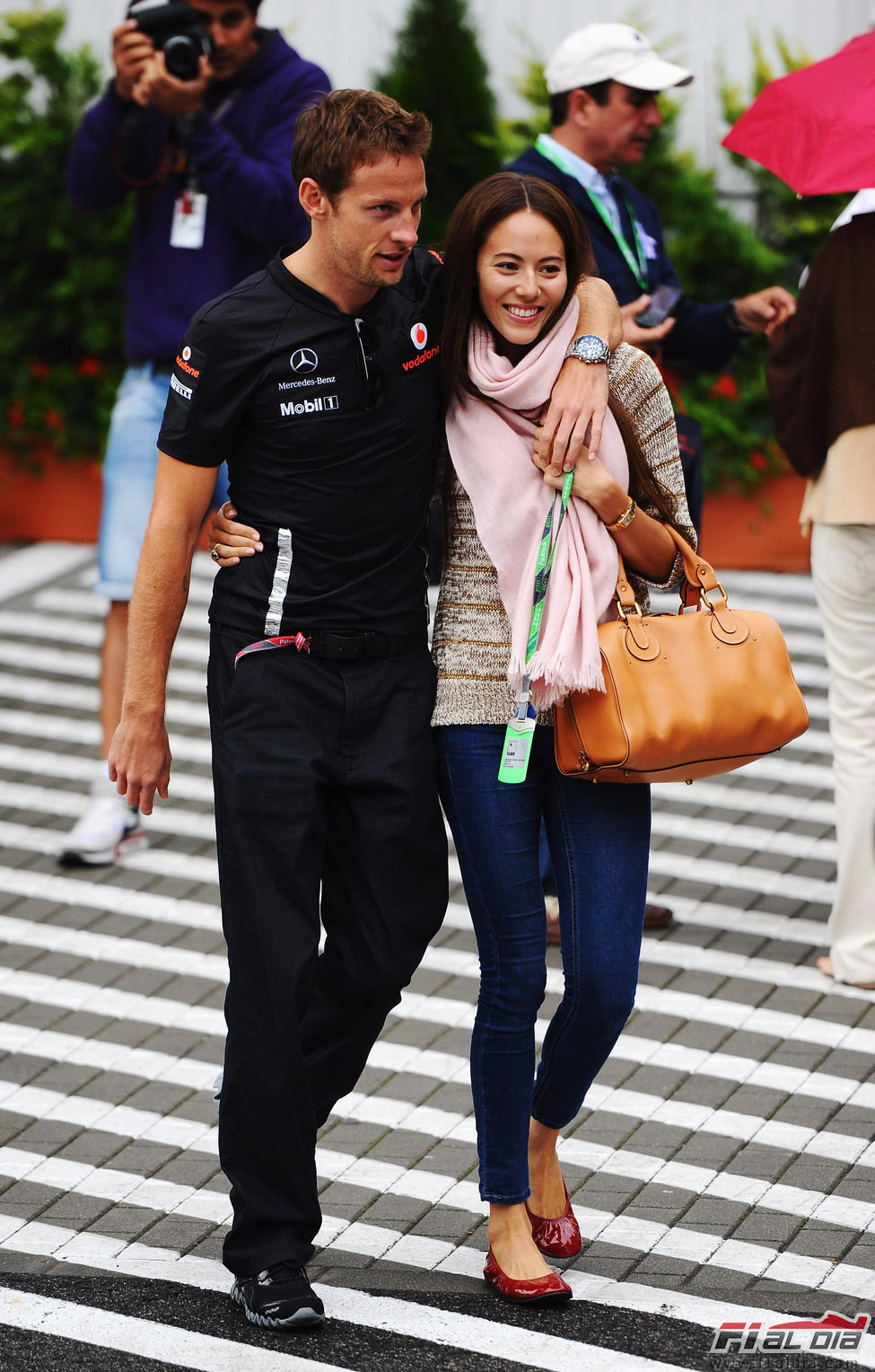 Button y Jessica Michibata en el 'paddock' de Hungaroring