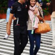 Button y Jessica Michibata en el 'paddock' de Hungaroring
