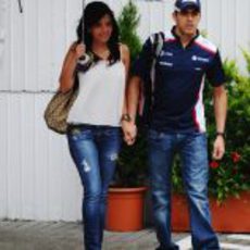 Pastor Maldonado se pasea con su novia por Hungaroring