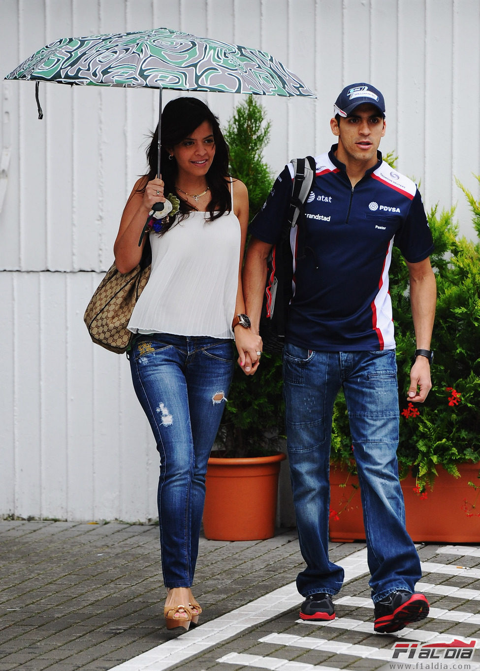 Pastor Maldonado se pasea con su novia por Hungaroring