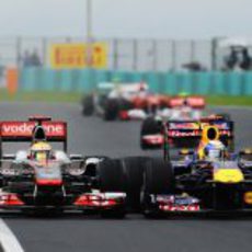 Lewis Hamilton y Sebastian Vettel luchan en la pista de Hungaroring