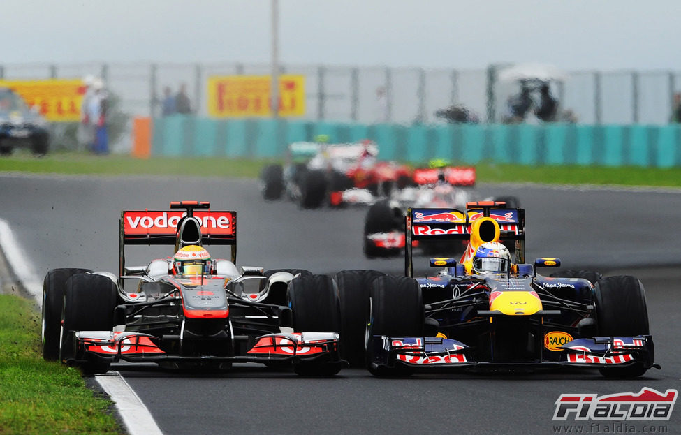 Lewis Hamilton y Sebastian Vettel luchan en la pista de Hungaroring
