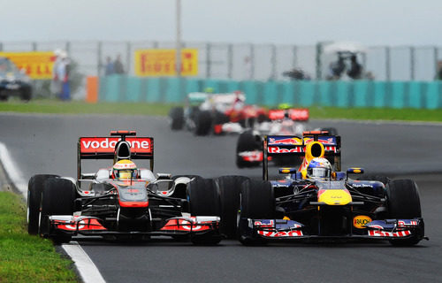 Lewis Hamilton y Sebastian Vettel luchan en la pista de Hungaroring