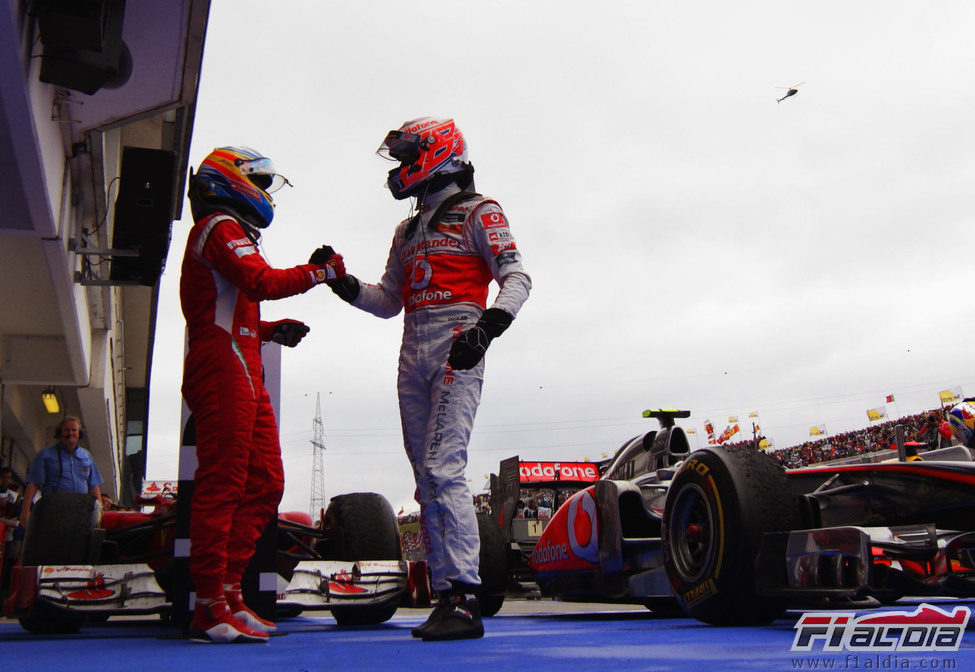 Alonso felicita a Button por su victoria en el Hungaroring