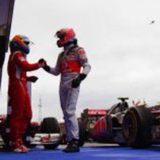 Alonso felicita a Button por su victoria en el Hungaroring