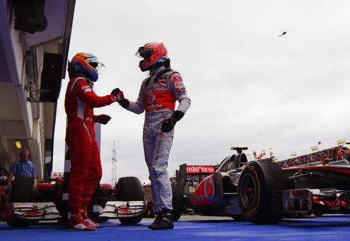 Alonso felicita a Button por su victoria en el Hungaroring