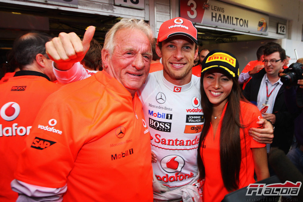Jenson Button celebra su victoria en Hungría junto a su padre y su novia