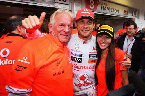 Jenson Button celebra su victoria en Hungría junto a su padre y su novia