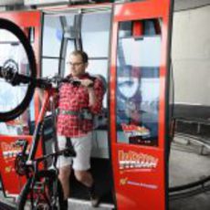 Stefano Domenicali prepara su bicicleta en Madonna di Campiglio