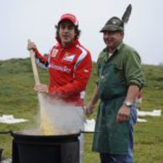 Fernando Alonso prepara un brebaje en el Wrooom Summer 2011