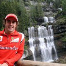 Fernando Alonso posa ante la cascada de Madonna di Campiglio