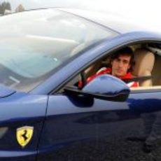 Fernando Alonso en su nuevo Ferrari FF azul