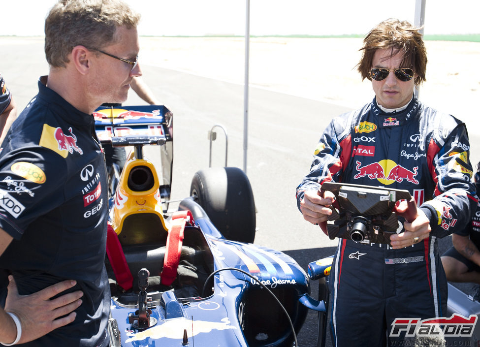 Tom Cruise estudia el volante del Fórmula 1