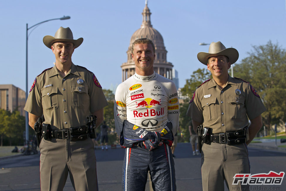 David Coulthard junto a dos 'cowboys' en Texas