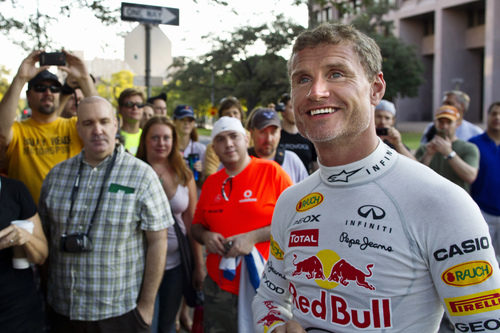 Coulthard se divierte con los aficionados de Texas