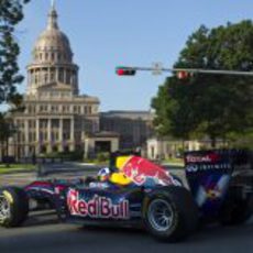 El RB5 pilotado por Coulthard frente al Parlamento de Austin